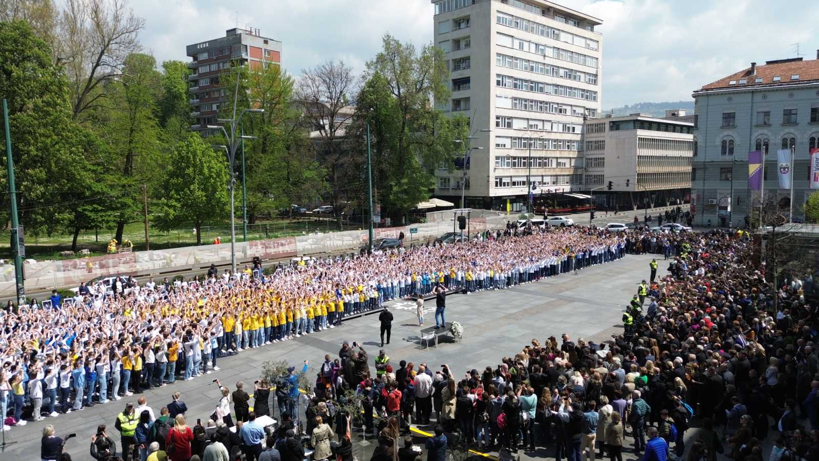 Obilježen Dan sjećanja na ubijenu djecu Sarajeva: Predstava sa 1.601  mališanom simbolično odaje počast za isto toliko ubijene sarajevske djece
