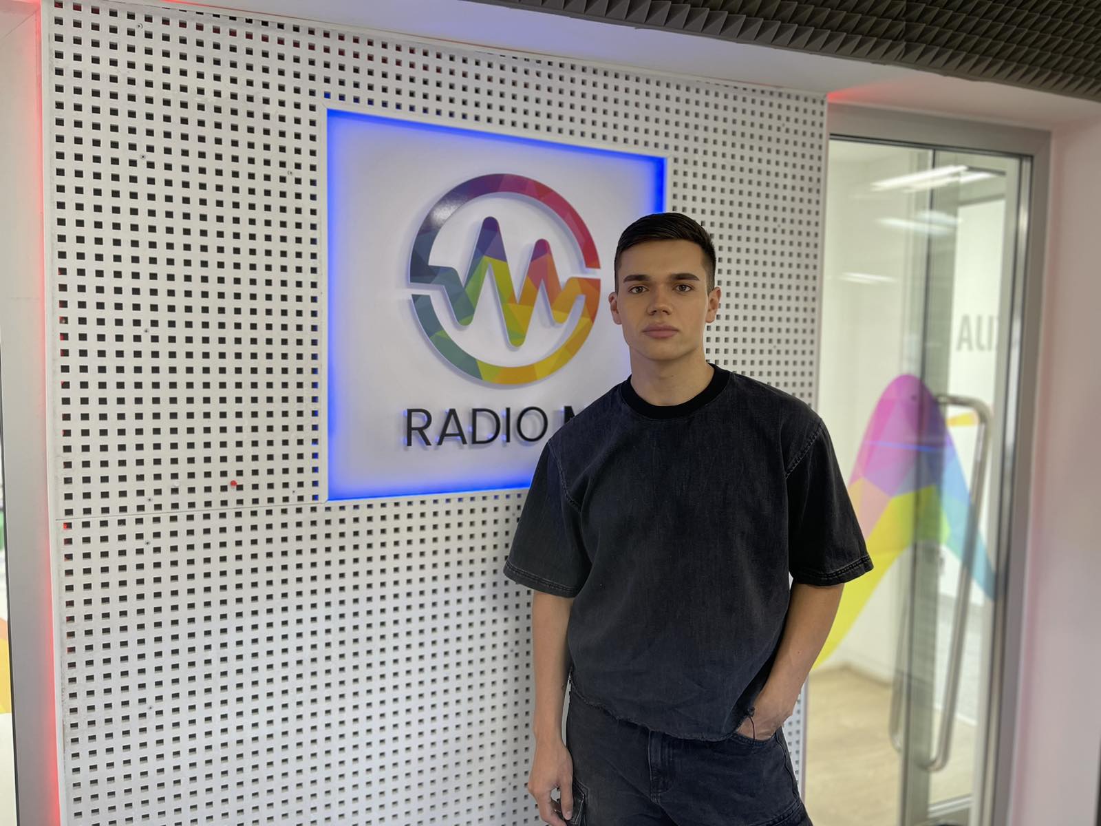 Filarri, mladić koji obećava i donosi nešto novo na balkansku muzičku scenu, premijerno za Radio M je otkrio sa kim objavljuje duet