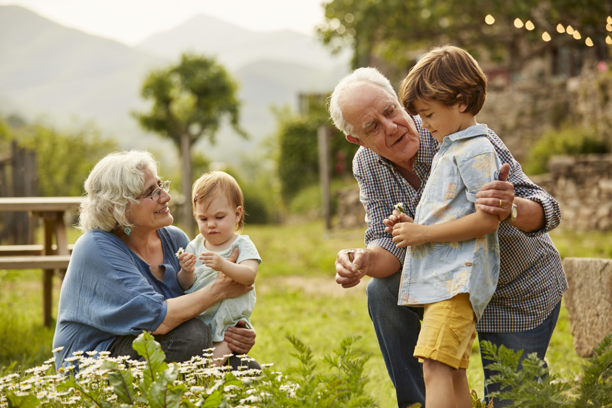 Djeca koja odrastaju uz bake i djedove sretnija su, mirnija i sigurnija
