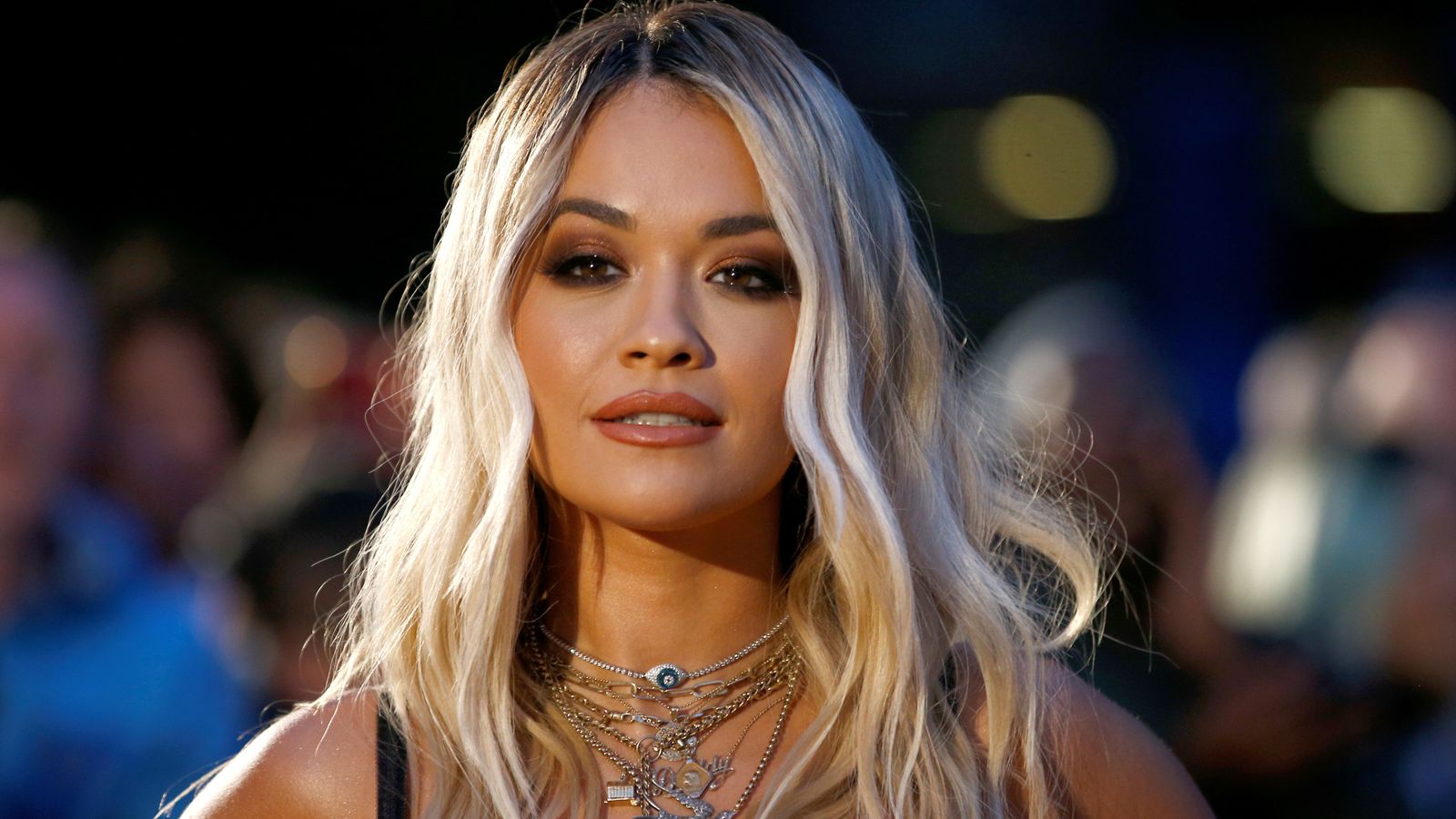 Rita Ora otkrila stvari koje mora uraditi prije izlaska na pozornicu