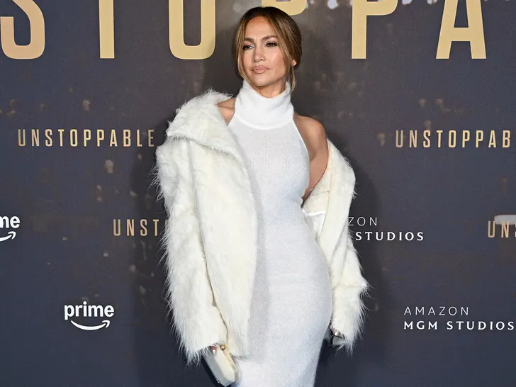 Jennifer Lopez se crvenim tepihom prošetala u društvu misterioznog muškarca