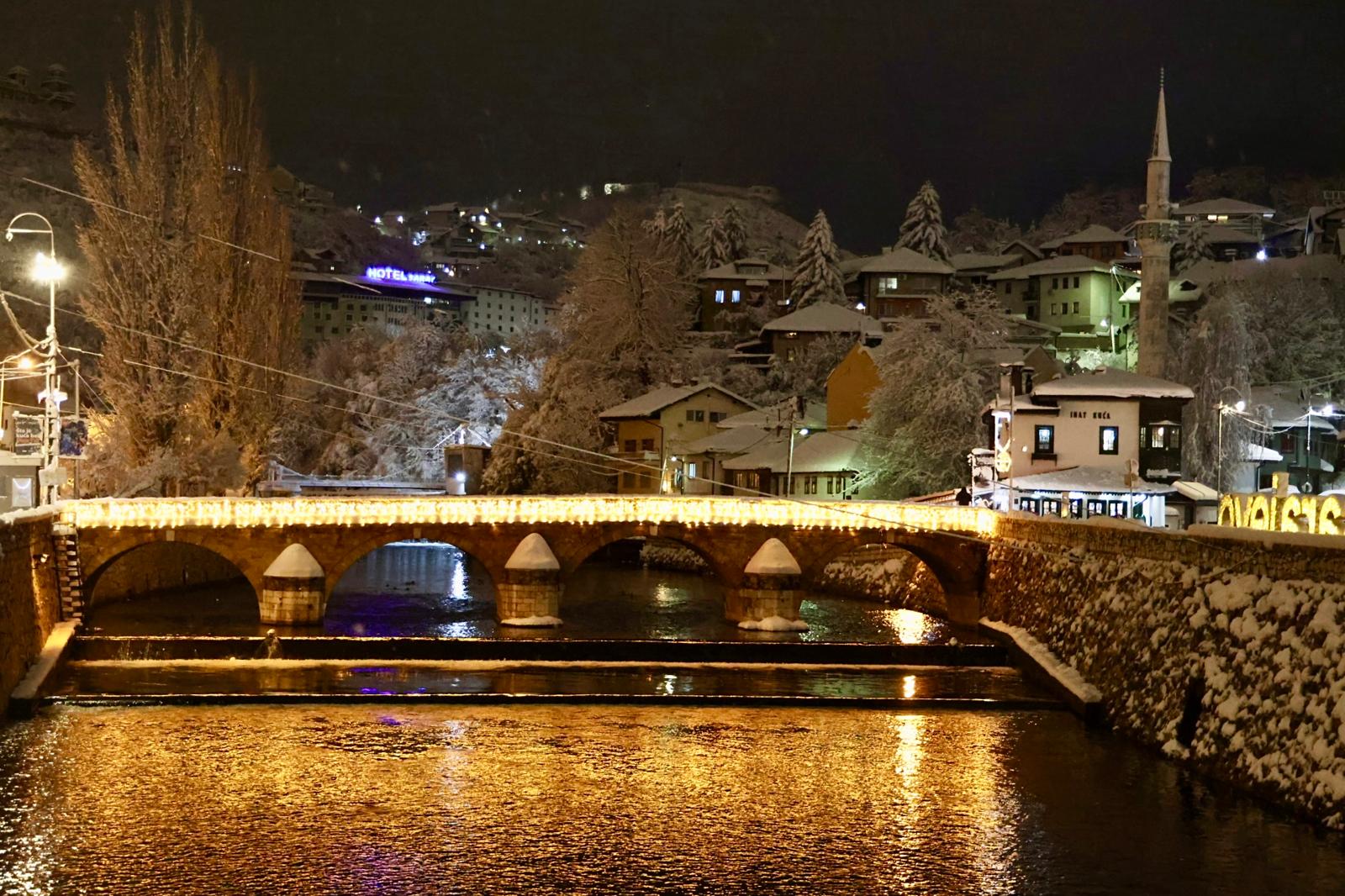 Spektakl o kojem će se pričati, u petak počinje postavljanje bine ispred Vječne vatre za višednevnu novogodišnju proslavu