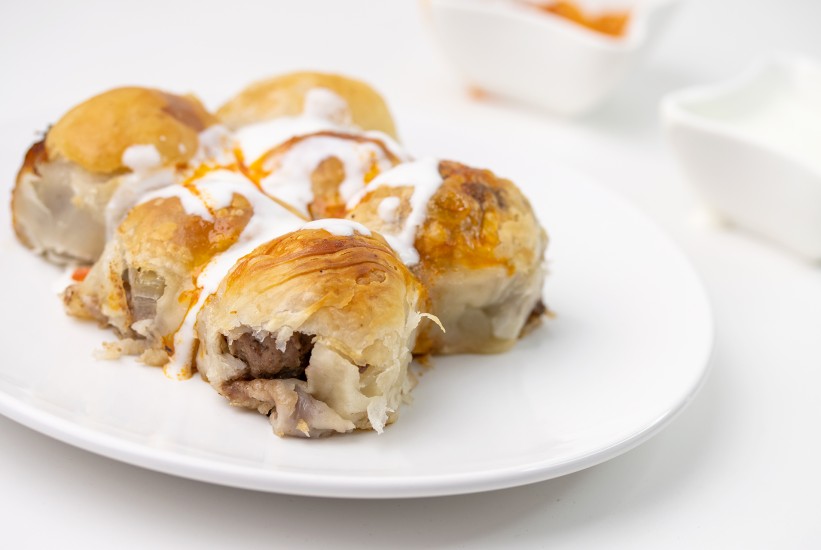 Hrskave mantije s lisnatim tijestom: Tradicija na brz način