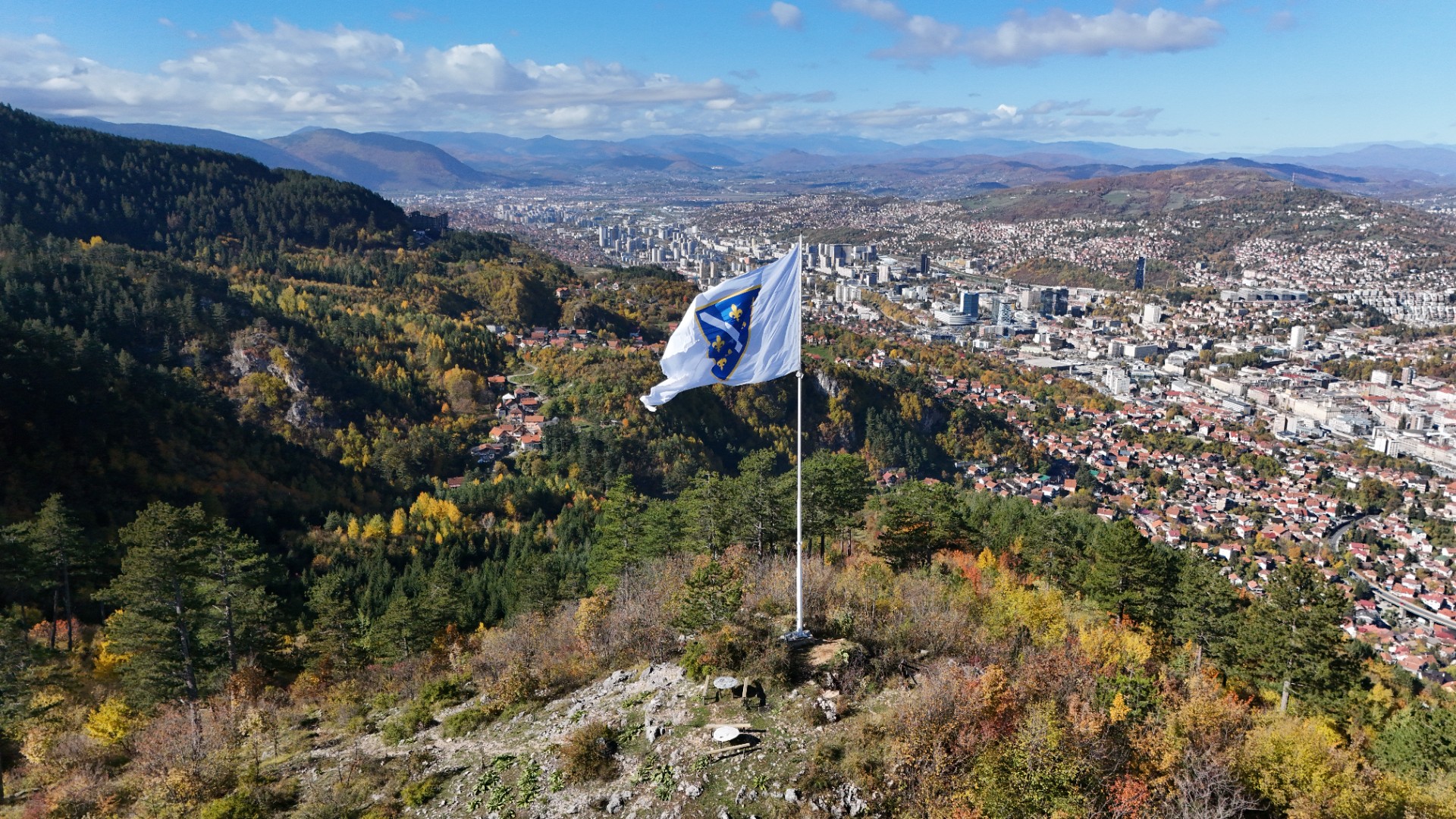 (VIDEO) Ljiljani nad Sarajevom suncem okupani: Sjajni kadrovi šehera dronom