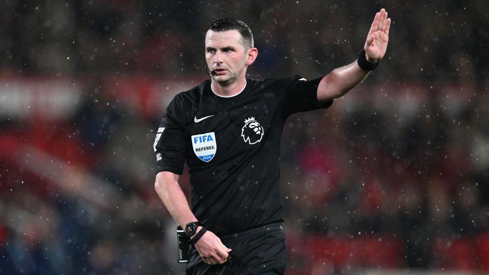 Michael Oliver ponovo dijeli pravdu Zmajevima na Bilinom polju