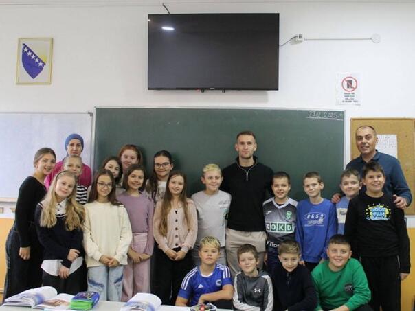 Memiću kapa do poda – Reprezentativac BiH posjetio školu u Brezi i donirao sportsku opremu