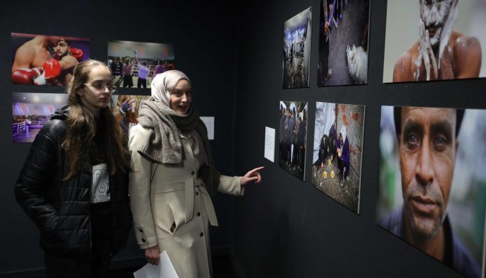 Postavljene su 64 fotografije koje dokumentiraju život izbjeglica duž balkanske rute te da će za posjetioce biti dostupne do 21. januara 2024. godine