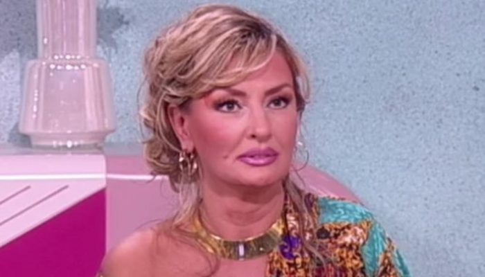 1603623258_sneki-srecna-sa-muskarcem-koji-nije-iz-javnog-zivota