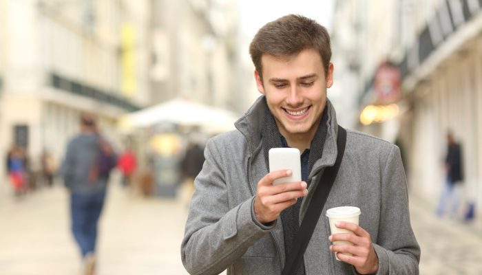 161123 man brengt koffie voor iemand