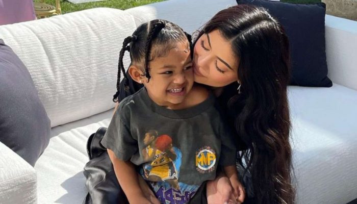 1643739250-stormi-esta-cumpleanos-kylie-jenner-felicita-su-hija-preciosa-foto-familiar