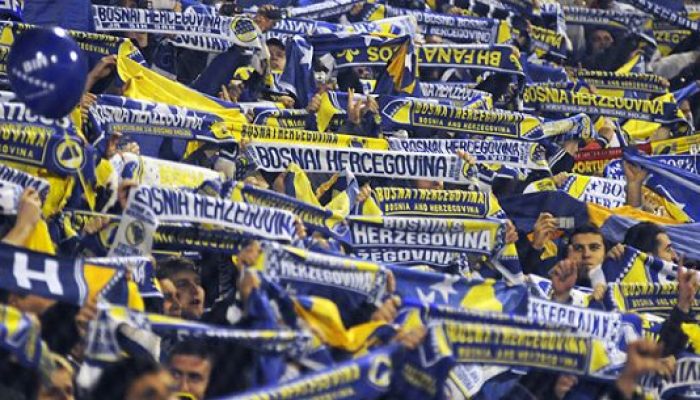 Zenica, 181109Kvalifikacijska utakmica za odlazak na Svjetsko nogometno prvenstvo u Juznoafricku Republiku 2010, izmedju BiH i Portugala, na stadionu Bilino polje u Zenici.Na slici: navijaci tijekom intoniranja himne.Foto: Dado Ruvic / CROPIX