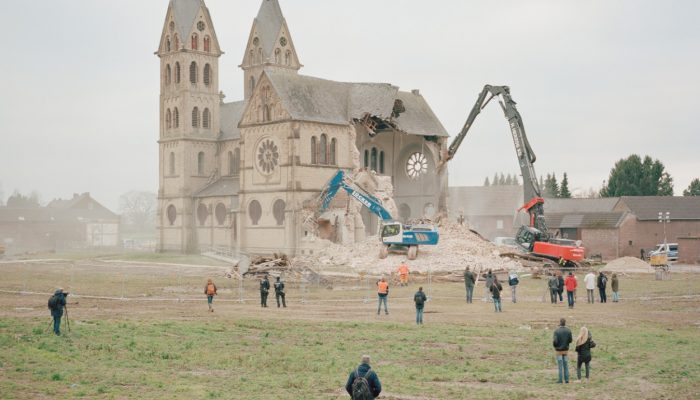 Für die Vergrößerung des Tagebaus Garzweiler wird im Januar 2018 die Pfarrkirche St. Lambertus, im Volksmund „Immerather Dom“, abgerissen.