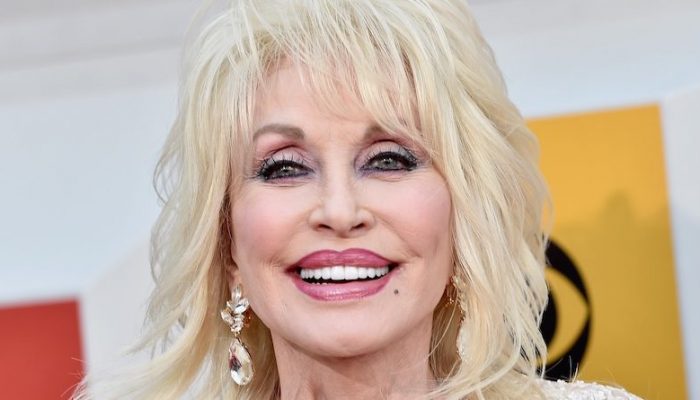 Dolly-Parton_10_24-QAMUJn-800x445
