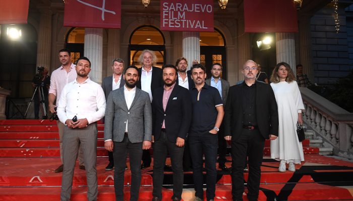 Ekipa-filma-TROUGAO-TUGE-na-crvenom-tepihu