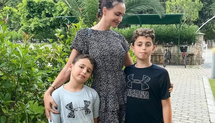 Emina-Jahovic-sa-sinovima-1.jpg-QmfDx6