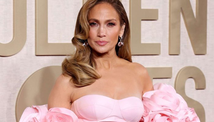 Jennifer-Lopez-is-worth-a-fortune-01-e7e8533c2cf141bc93ad2cc482f65fa8