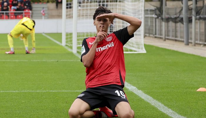 Kerim Alajbegovic Bayer 04 Leverkusen bejubelt seinen Treffer zum 2:0, UEFA Youth League 2024/25 League Phase MD2, Bayer 04 Leverkusen v AC Milan, Ulrich-Haberland-Stadion am 05. October 2024 in Leverkusen, Deutschland. Foto von Marco Steinbrenner/DeFodi Images Kerim Alajbegovic Bayer 04 Leverkusen celebrates after scoring his teams second goal, UEFA Youth League 2024/25 League Phase MD2, Bayer 04 Leverkusen v AC Milan, Ulrich-Haberland-Stadion, October 5, 2024 in Leverkusen, Germany. Photo by Marco Steinbrenner/DeFodi Images Defodi-700_lev_milan_u19_20241001_169 *** Kerim Alajbegovic Bayer 04 Leverkusen celebrates scoring his teams second goal, UEFA Youth League 2024 25 League Phase MD2, Bayer 04 Leverkusen v AC Milan, Ulrich Haberland Stadion, October 5, 2024 in Leverkusen, Germany Photo by Marco Steinbrenner DeFodi Images Kerim Alajbegovic Bayer 04 Leverkusen celebrates after scoring his teams second goal, UEFA Youth League 2024 25 League Phase MD2, Bayer 04 Leverkusen v AC Milan, Ulrich Haberland Stadion, October 5, 2024 in Leverkusen, Germany Photo by Marco Steinbrenner DeFodi Images Defodi 700 lev milan u19 20241001 169 Defodi-700 Photo: IMAGO/Marco Steinbrenner/DeFodi Images/IMAGOSPORT