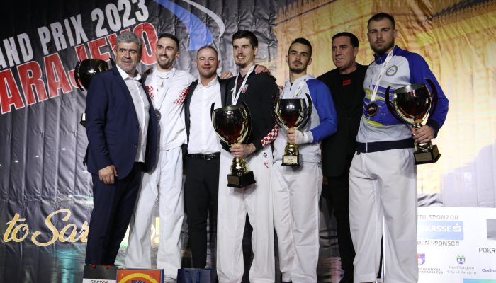 Osvajači medalja sa trenerima i organizatorom Nerminom Poturom