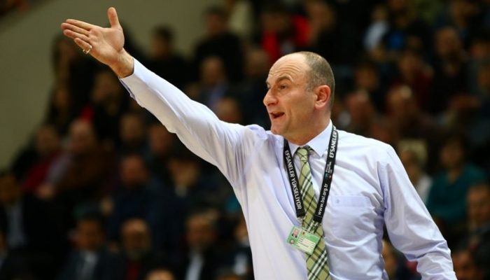 Spor Toto Basketbol Ligi'nin 16. hafta karşılaşmasında Torku Konyaspor kendi sahasında Anadolu Efes ile karşılaştı. Torku Konyaspor baş antrenörü Aziz Bekir. ( Orhan Akkanat - Anadolu Ajansı )