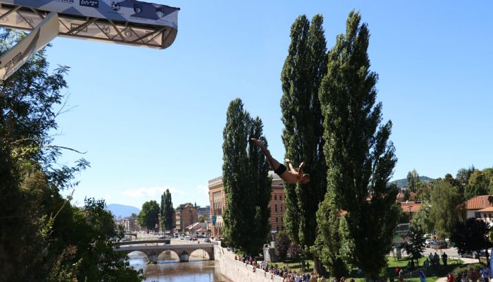 SARAJEVO, 22. augusta (FENA) - Takmičenje u skokovima u vodu pod nazivom „Bentbaša Cliff Diving“ održano je danas u Sarajevu na Bentbaši, nekadašnjem popularnom ljetnjem okupljalištu na obalama rijeke Miljacke. (Foto FENA/Almir Razić)