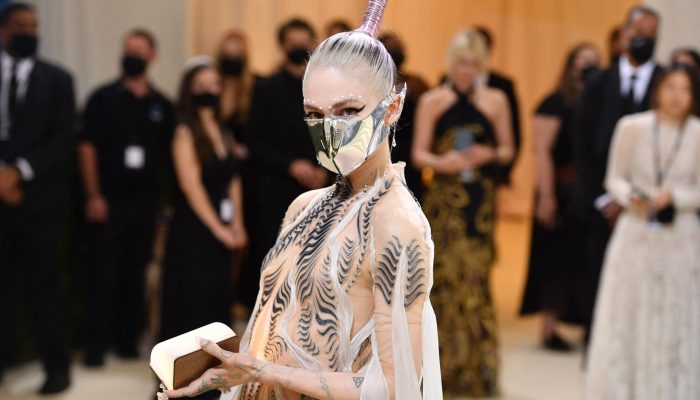 canadian-musician-grimes-arrives-for-the-2021-met-gala-at-news-photo-1647264981