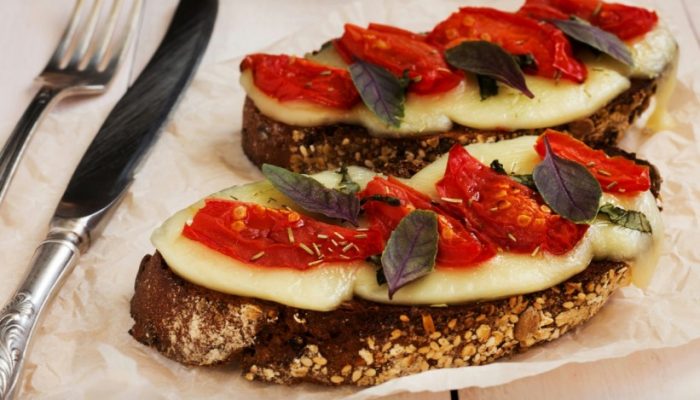 caprese-toast-pexels-1752024449-821x550