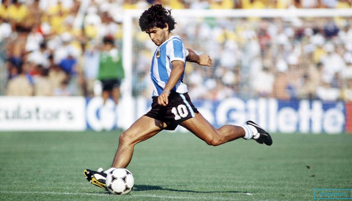 diego-maradona-playing-football-1982-640178