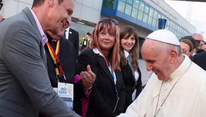 enis-beslagic-se-prisjetio-susreta-s-papom-franjom-hvala-za-primjer-ljudskosti-covjecanstvu-enis-papa_68060f72dc306