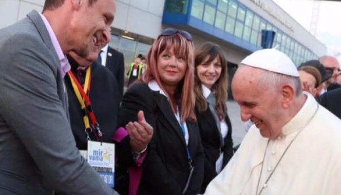 enis-beslagic-se-prisjetio-susreta-sa-papom-franjom-spominjem-vas-u-predstavi-enispapa_6806168004d35