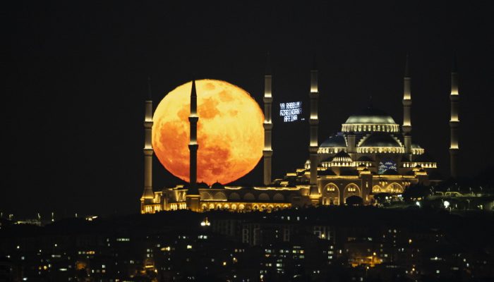 fascinantan-prizor-punog-mjeseca-iznad-camlica-dzamije-u-istanbulu-camlica-mjesec-6_67ae5d952ed00