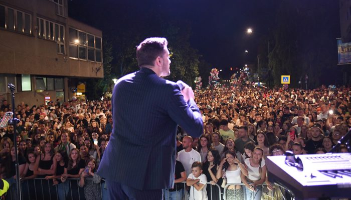 hiljade-hadzicana-pjevali-uz-mirzu-selimovica-priredio-im-nezaboravan-koncert-9-3-_687df2f486a24