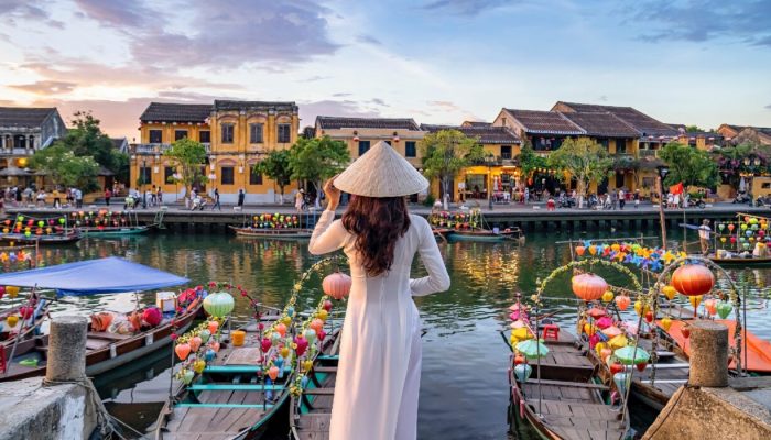 Asian,Woman,Wearing,Vietnam,Culture,Traditional,At,Hoi,An,Ancient