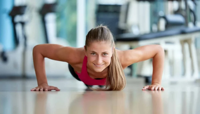 kako-se-rade-zenski-sklekovi-scaled