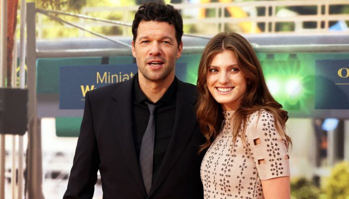 ARCHIV - 25.04.2024, Hamburg: Michael Ballack (l), ehemaliger Fußballspieler, und seine Freundin Sophia Schneiderhan stehen in Hamburg auf dem Roten Teppich beim Empfang nach der Eröffnung der neuen Monaco-Welt im Miniatur Wunderland. (zu dpa: «Michael Ballack: Partnerin war nicht mit Sohn befreundet») Foto: Christian Charisius/dpa +++ dpa-Bildfunk +++