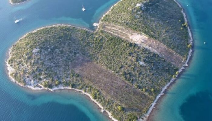 na-prodaju-ostrvo-u-hrvatskoj-u-obliku-srca-cijena-je-vrtoglava-srce_65cd192d00216