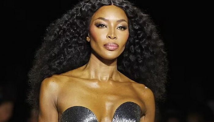 naomi-campbell-prosetala-modnom-pistom-u-parizu-i-plakala-naomi-campbell_651ac0bcb52f0