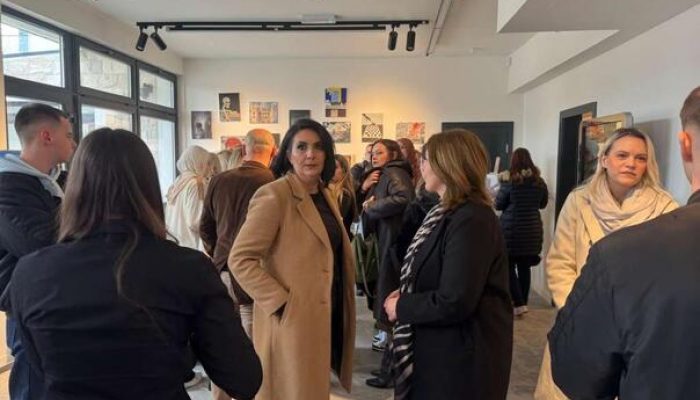 otvorena-izlozba-sarajevo-kroz-objektiv-ucenika-19922025-l-055fb16b5a2a2353fa897b6d9e4496bc_67efc616b1184