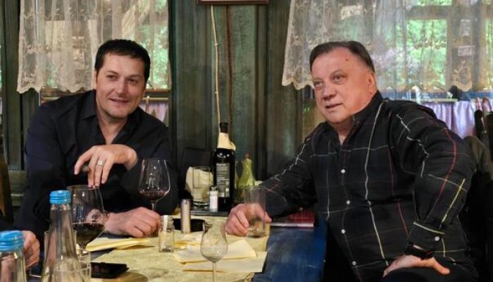 susret-halida-beslica-i-ace-pejovica-u-sarajevu-uoci-spektakla-u-zetri-image0_681c7a5d763e6