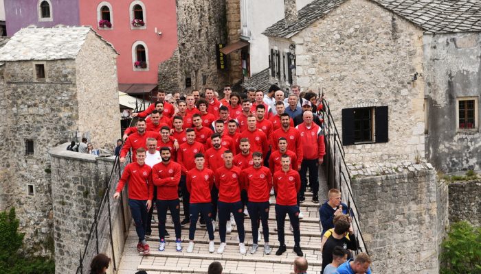 tradicija-ljubav-i-zajednistvo-na-crvenoj-noci-stotine-ljudi-zaljubljenih-u-velez-velez-stari-grad-2_663a257db8461