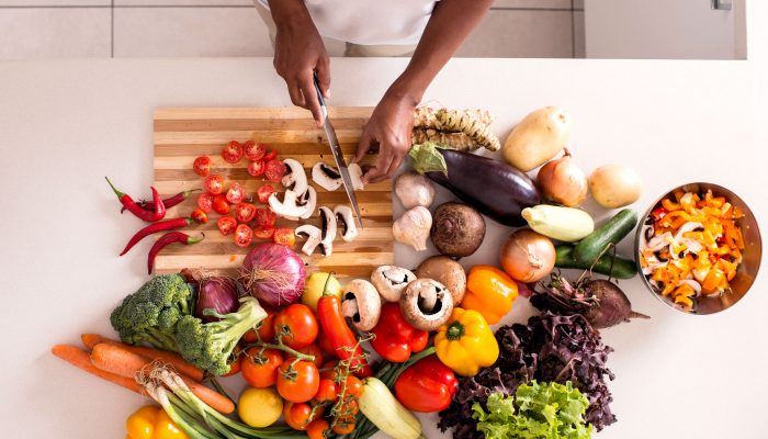 woman_slicing_vegetables_640107874